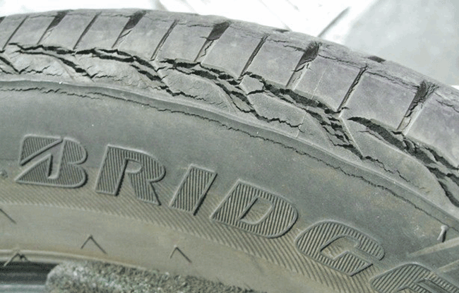タイヤのショルダー部＝タイヤの角がひび割れている