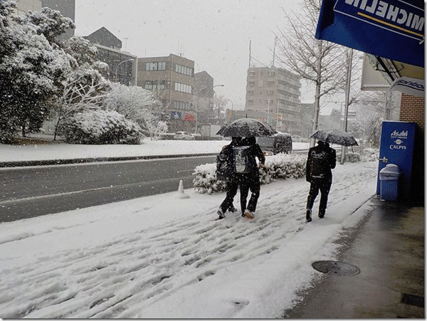 川和高校生でしょうか?高校生の足元が大変そうです‥‥