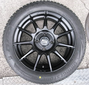 プジョー208のスタッドレスタイヤ入れ替え　装着したスタッドレスは、ブリヂストンのブリザックVRX2でした