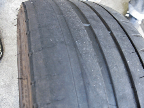 アバルト595ツーリズモのアライメント調整　タイヤの内べりの原因はフロントのトー角でした