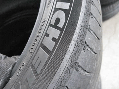 シトロエン　DS5のタイヤ交換　選んだタイヤは、ピレリのチントゥラートP7でした