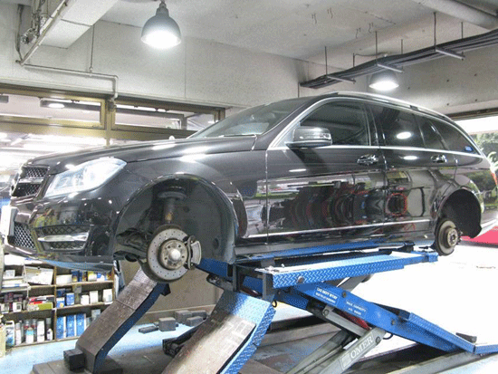 ベンツC200ワゴンのキャリパー塗装　AMGステッカー持ち込みの貼り付け作業