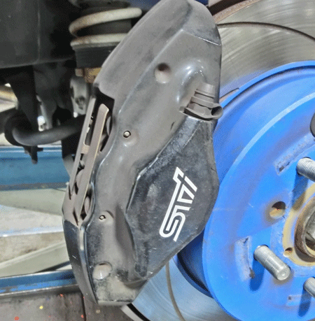 スバル・WRXのキャリパー塗装　色はトキシックグリーン、エアーガンでの吹き付け塗装