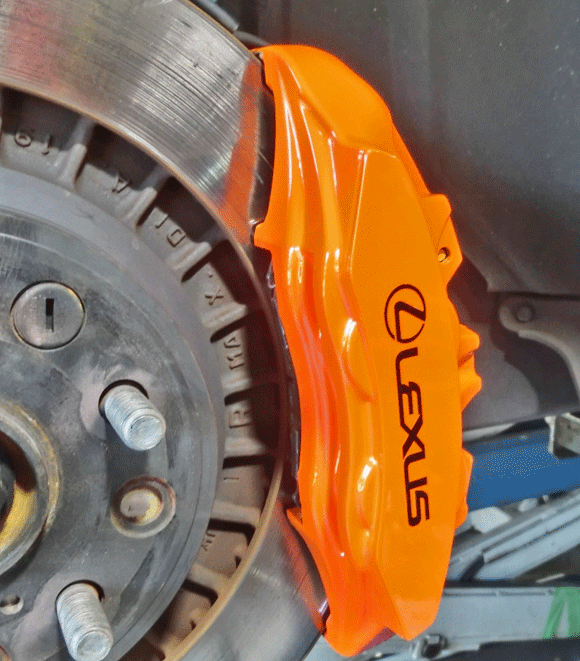 レクサス LCのキャリパー塗装　エアーガンによる吹き付け塗装で色はオレンジ色にしてみました　