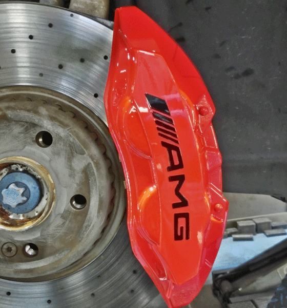 メルセデスベンツ・E43AMGのキャリパー塗装　エアーガンによる吹き付け塗装で色は赤色にしてみました　